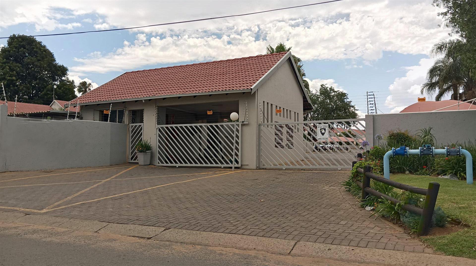 Front View of property in Glenmarais (Glen Marais)