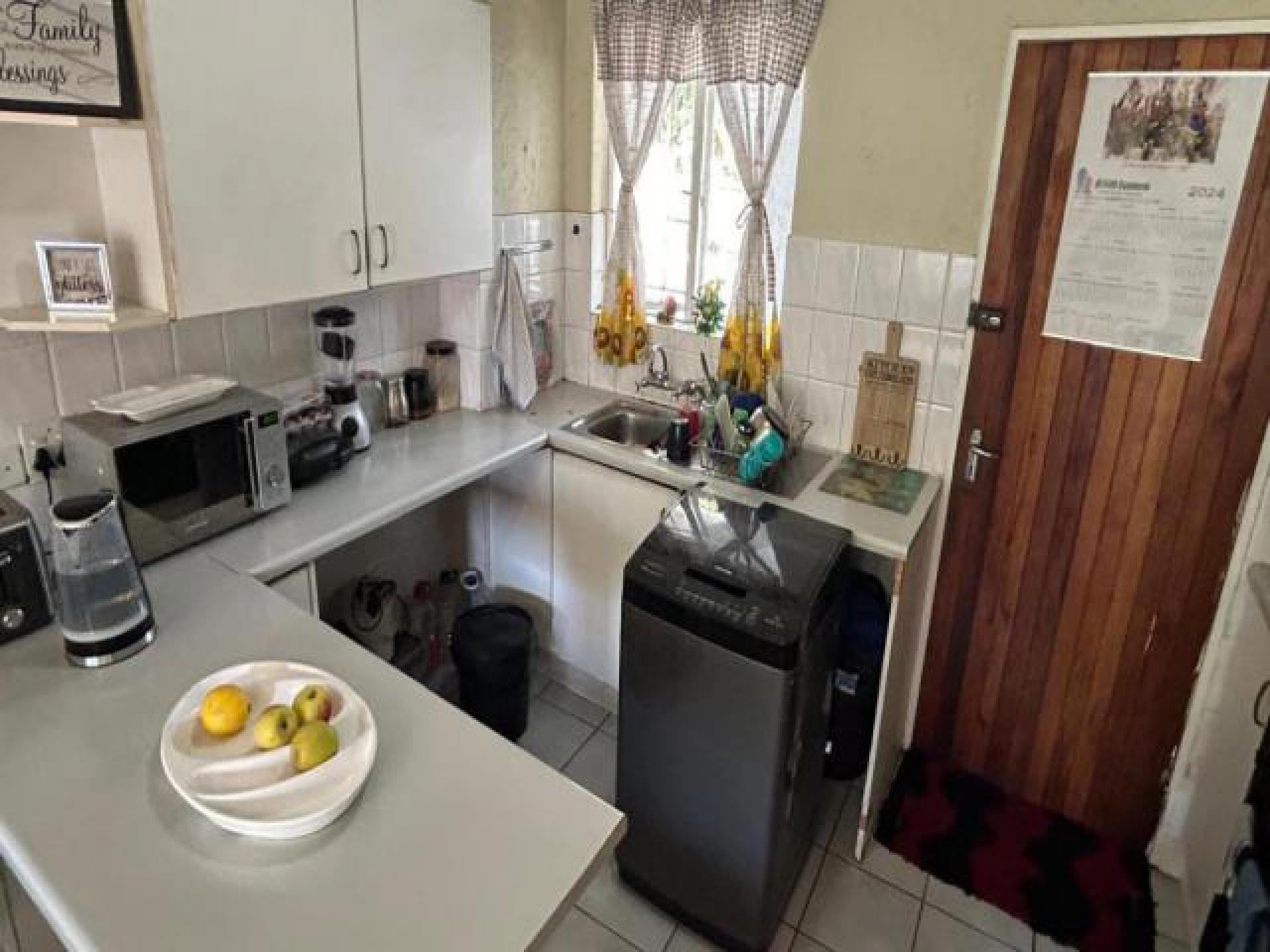 Kitchen - 11 square meters of property in Glenmarais (Glen Marais)