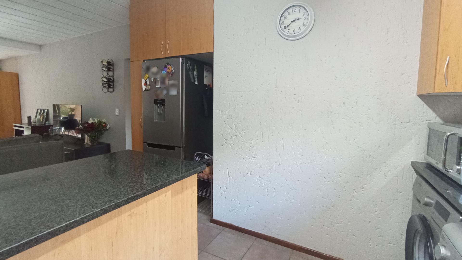 Kitchen - 11 square meters of property in Douglasdale