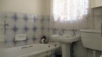 Main Bathroom - 7 square meters of property in Rangeview