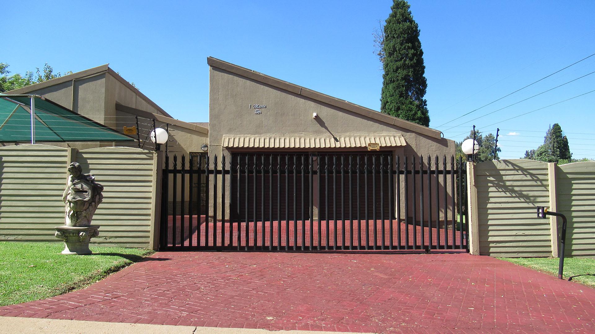 Front View of property in Brackendowns