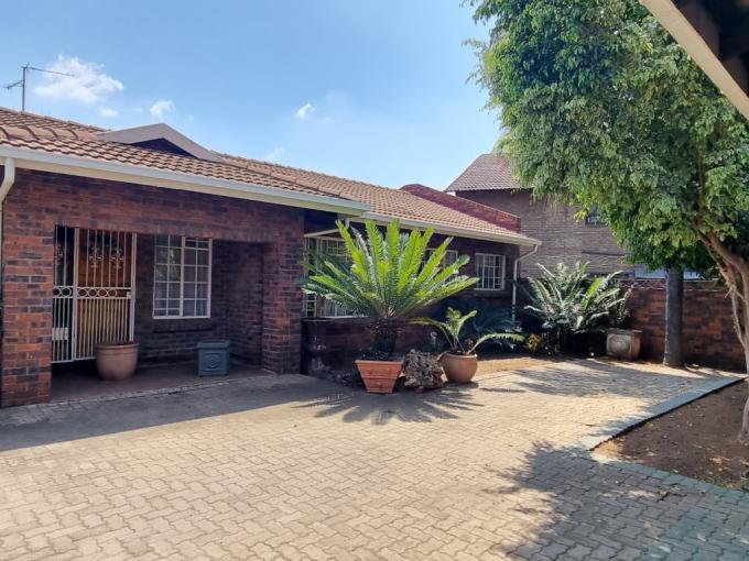 3 Bedroom Simplex for Sale For Sale in Rustenburg - MR596099