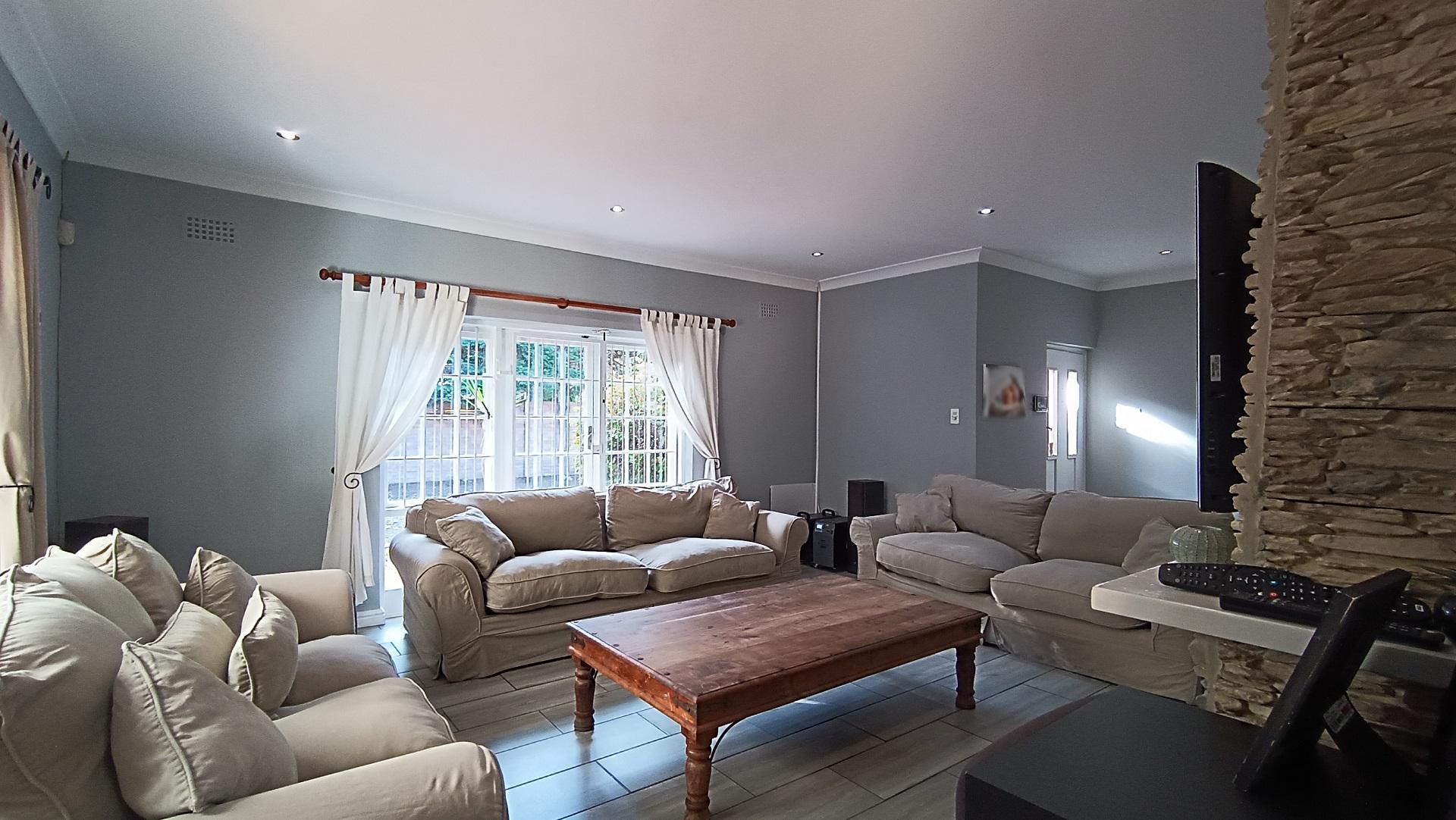 Lounges - 33 square meters of property in Pinelands