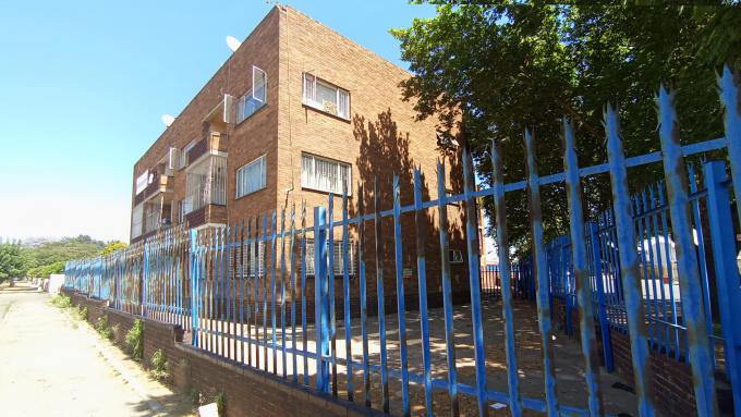 SA Home Loans Sale in Execution 1 Bedroom Sectional Title for Sale in Germiston South (Industries EA) - MR600326