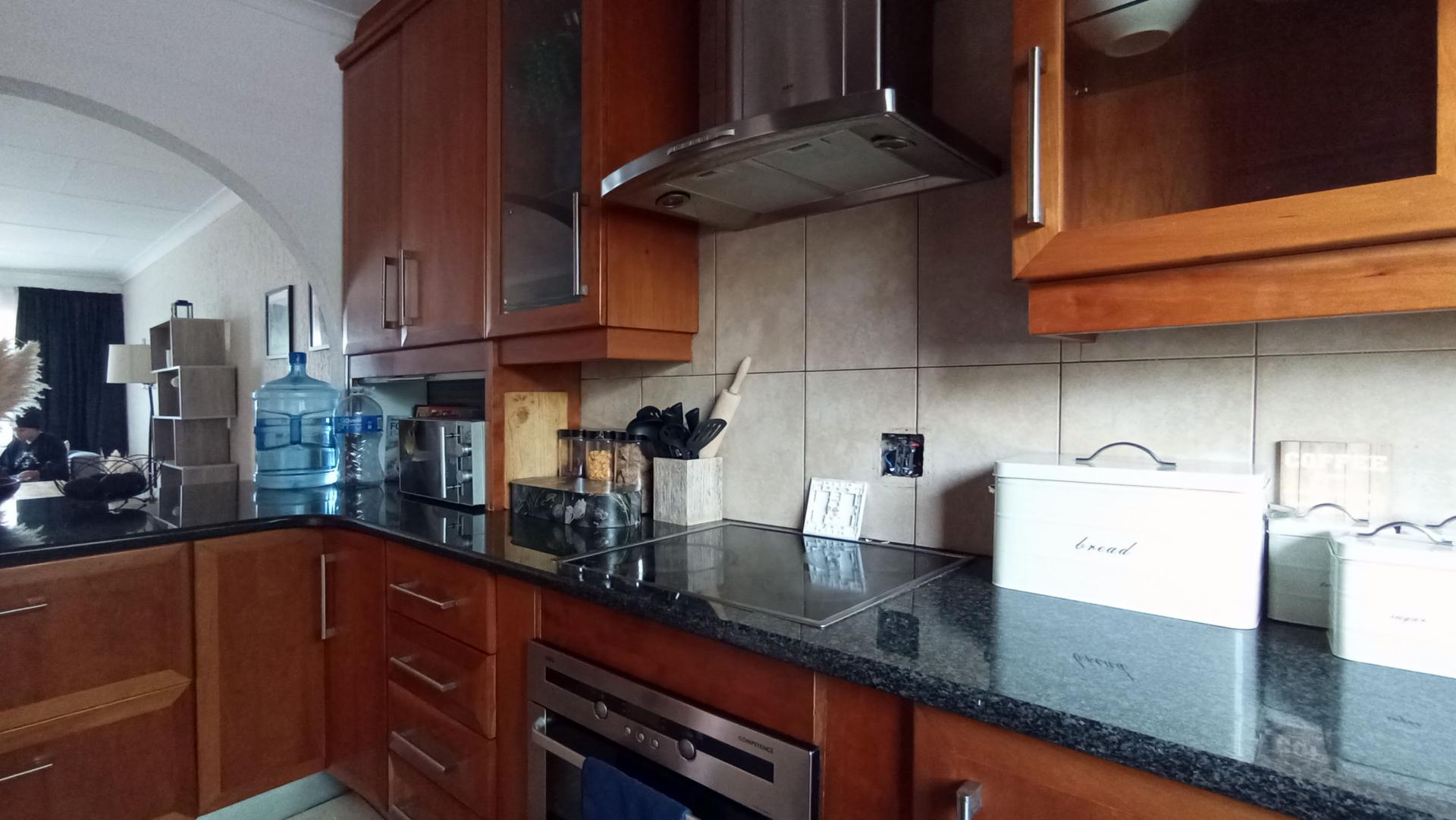 Kitchen - 10 square meters of property in Atholl Gardens