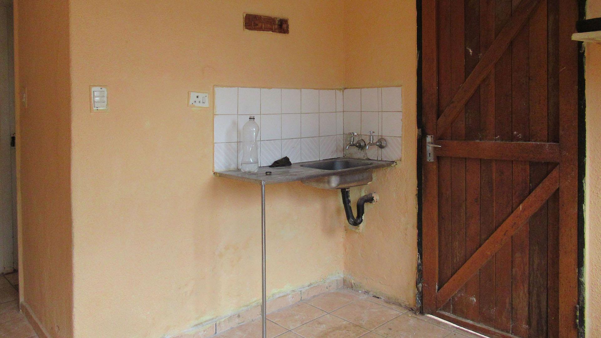 Kitchen - 6 square meters of property in Doornkop