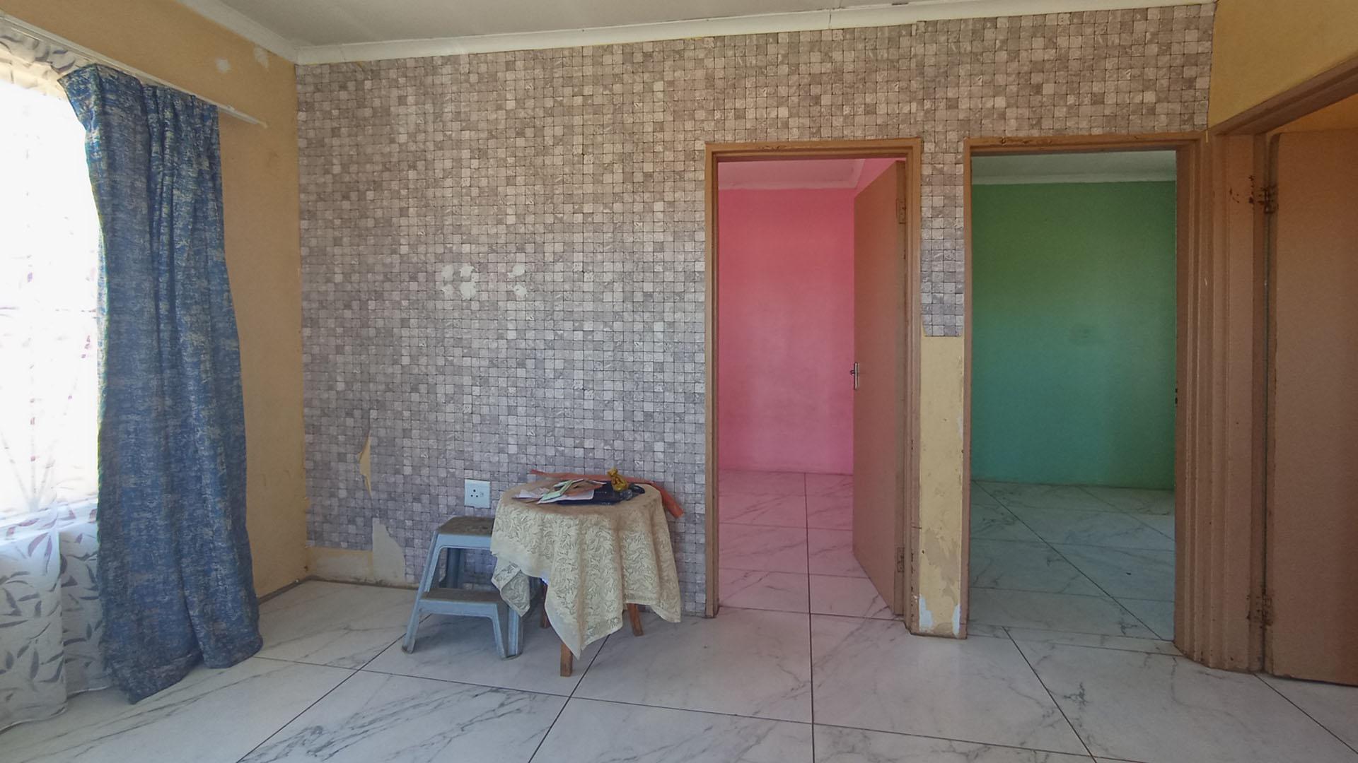 Lounges - 11 square meters of property in Soshanguve