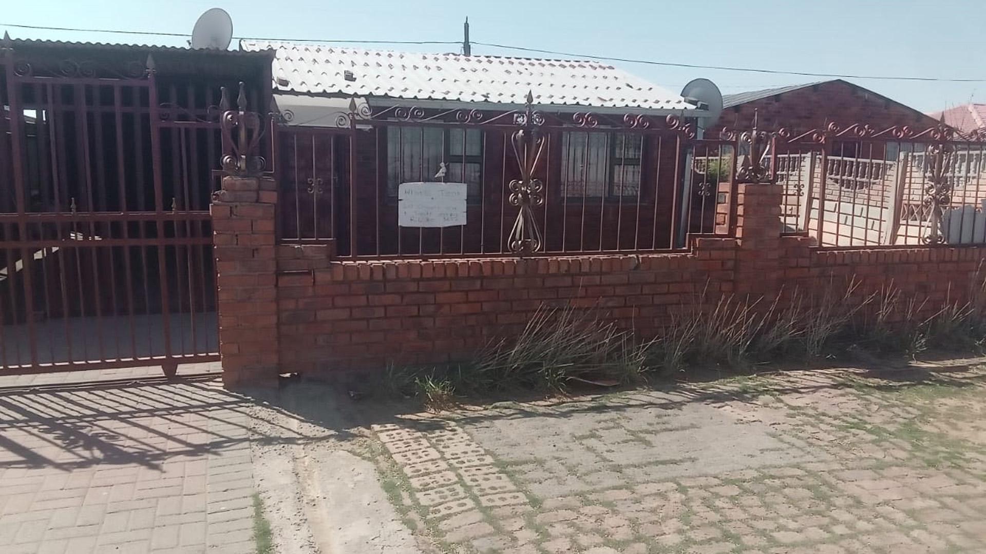 Front View of property in Thabong