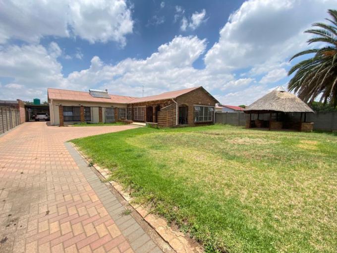 3 Bedroom House for Sale For Sale in Brenthurst - MR610206