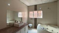 Main Bathroom - 11 square meters of property in Silverglen