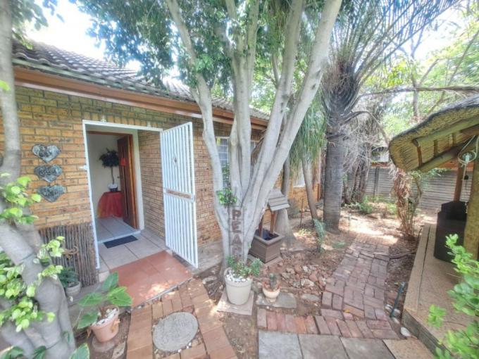 6 Bedroom Duet for Sale For Sale in Rustenburg - MR610813