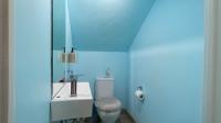 Guest Toilet - 2 square meters of property in Maroeladal