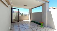 Balcony - 29 square meters of property in Douglasdale