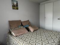 Bed Room 2 of property in Weltevreden Park