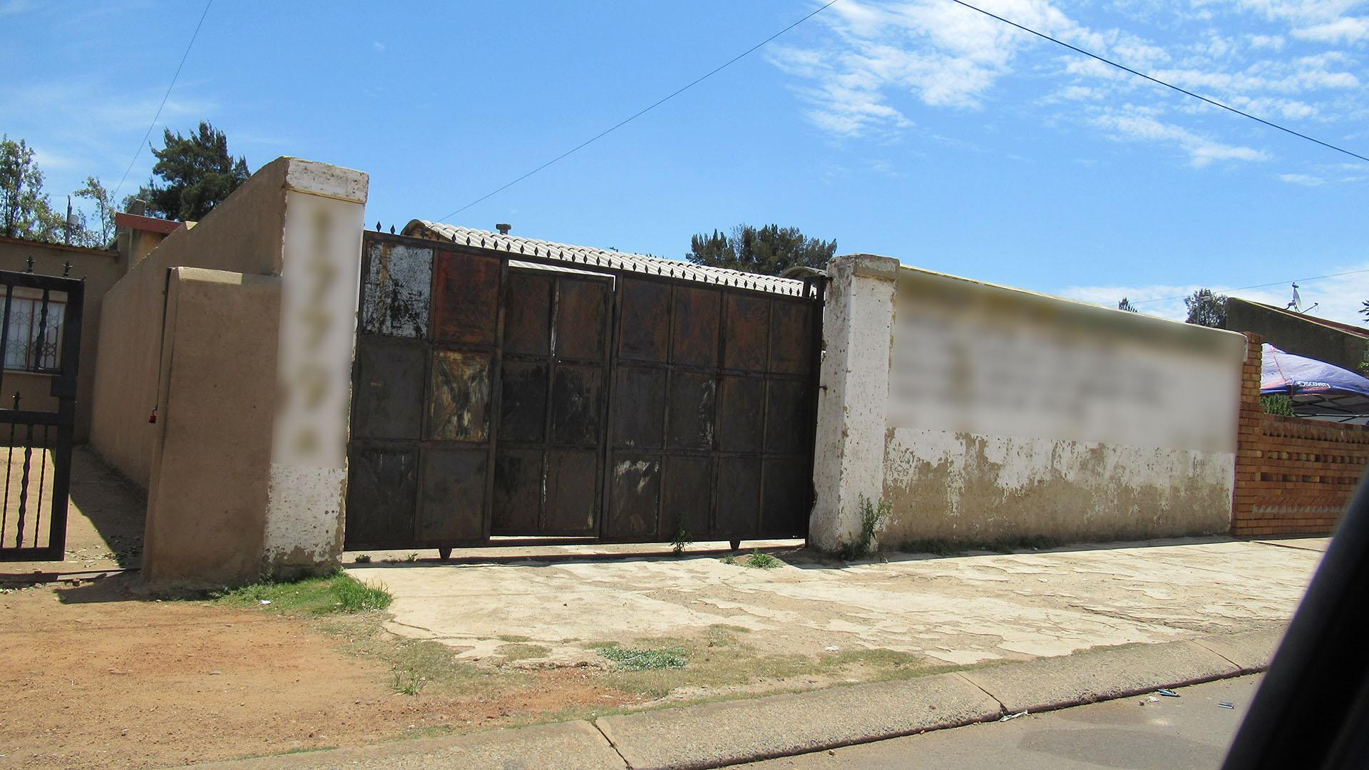 Front View of property in Molapo