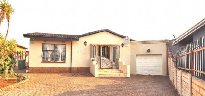 3 Bedroom House for Sale For Sale in Lenasia - MR613517