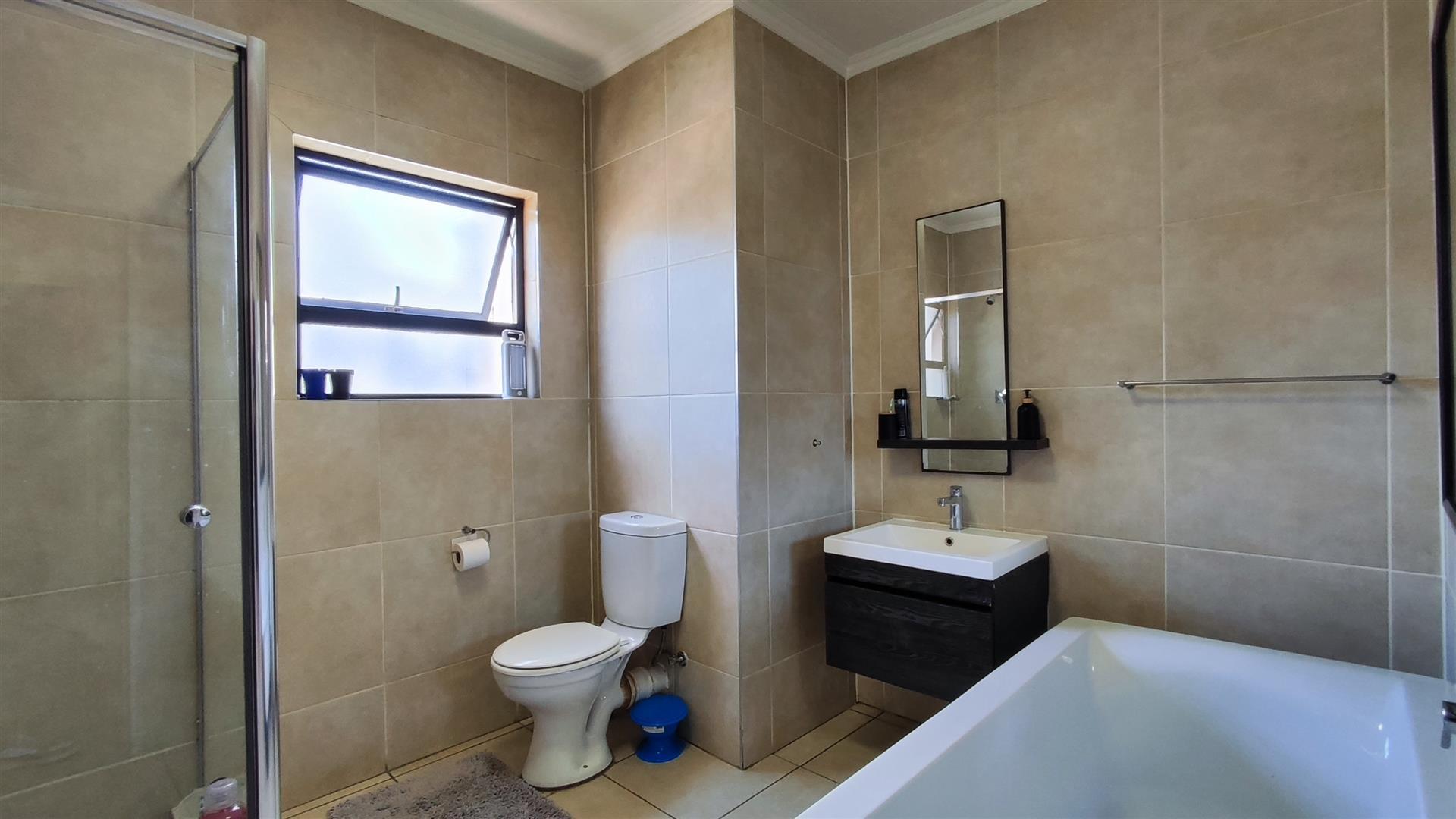 Bathroom 1 - 9 square meters of property in Oakdene