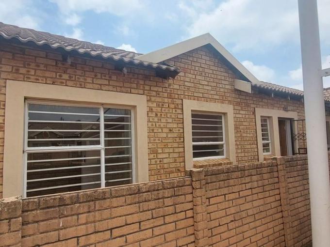 2 Bedroom Simplex for Sale For Sale in Olievenhoutbos - MR613853