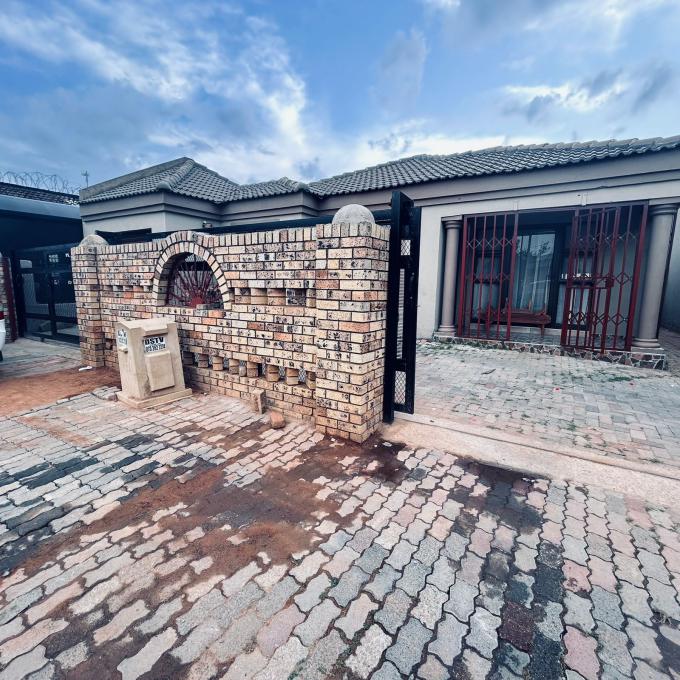 3 Bedroom Freehold Residence for Sale For Sale in Rabie Ridge - MR614160