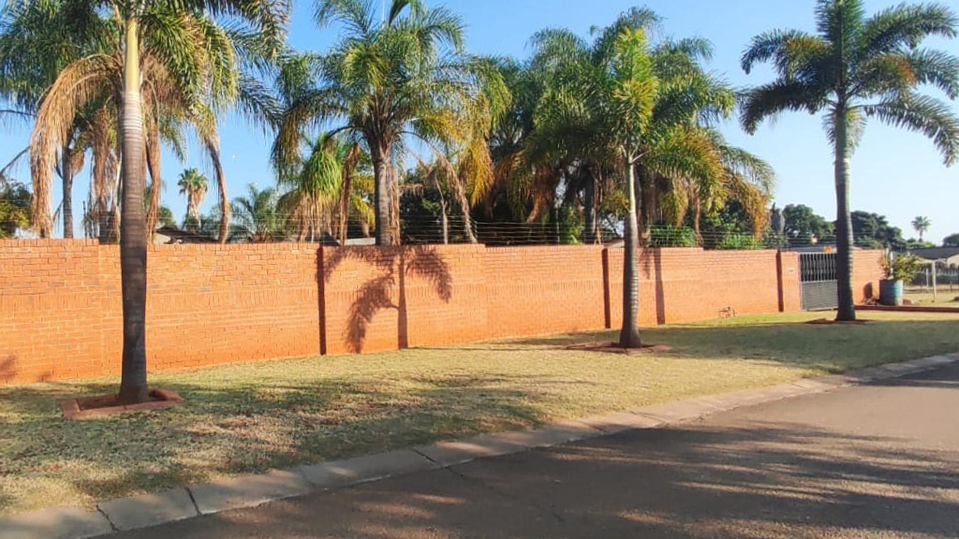 Front View of property in Mooinooi