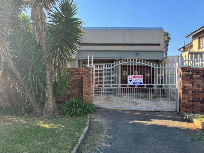 3 Bedroom House for Sale For Sale in Bosmont - MR615375