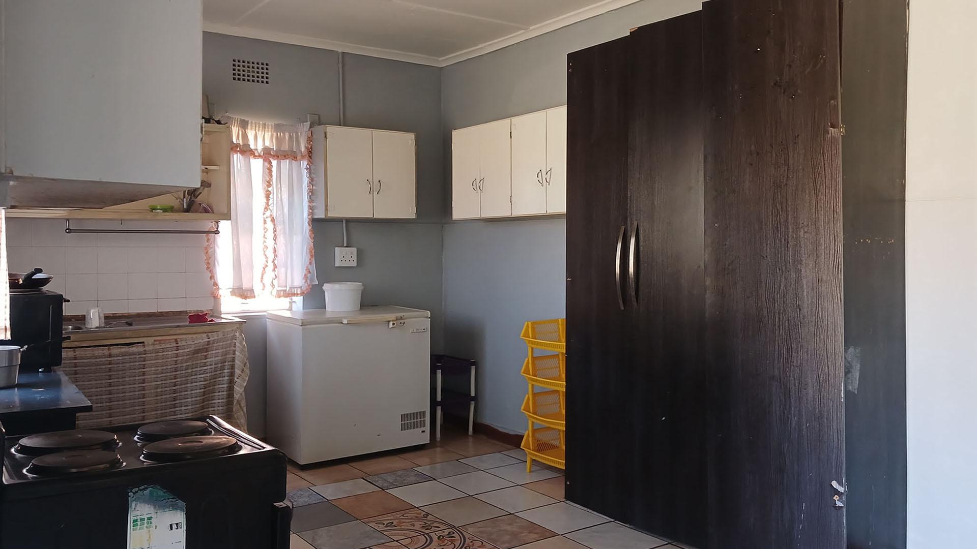 Kitchen - 17 square meters of property in South Hills