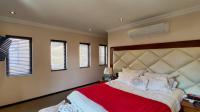 Main Bedroom - 27 square meters of property in Greenstone Hill