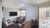 Lounges - 17 square meters of property in Sunford