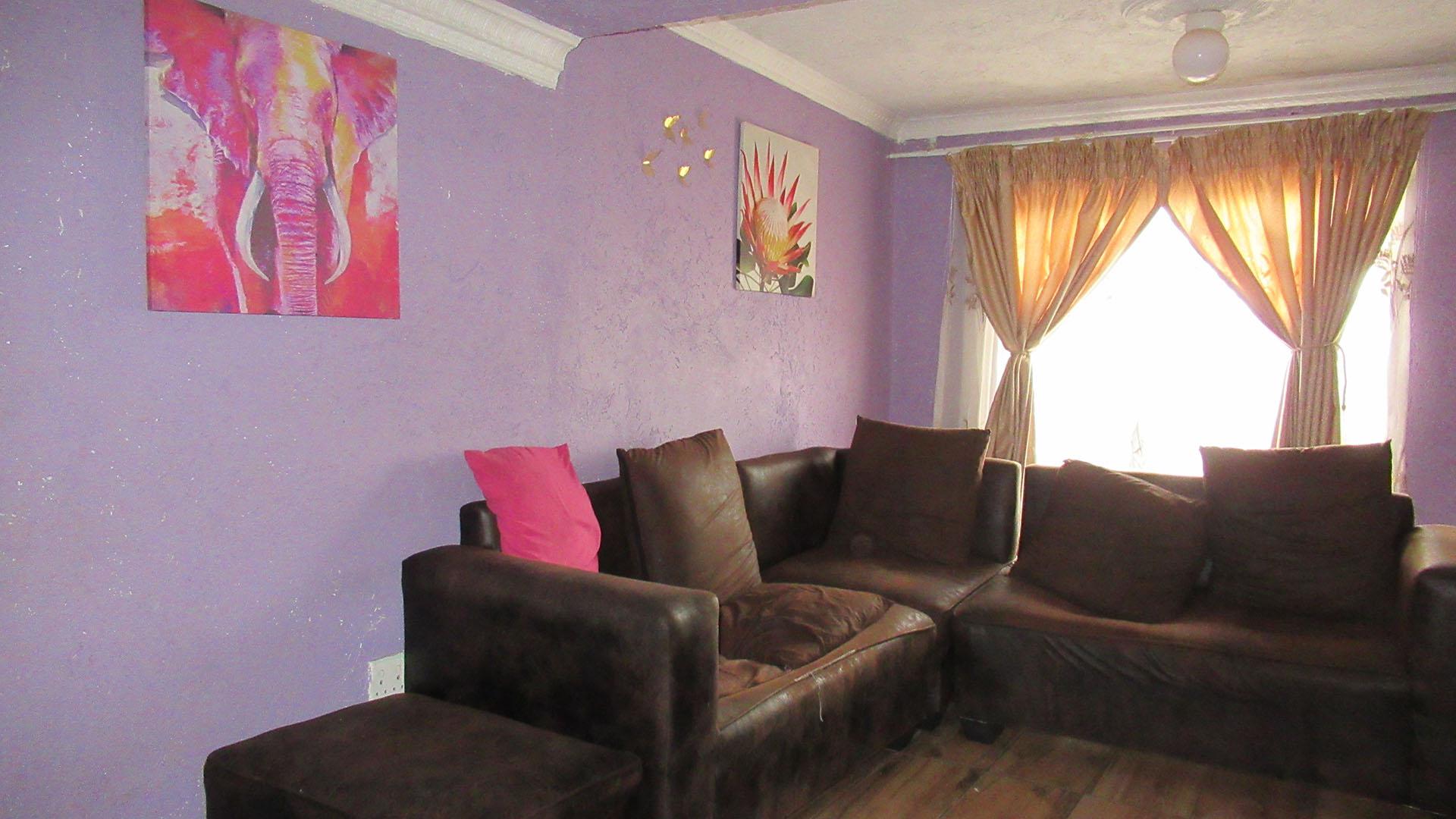 Lounges - 17 square meters of property in Doornkop