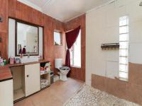 Main Bathroom - 14 square meters of property in Strydompark