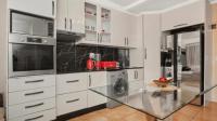 Kitchen - 11 square meters of property in Sunninghill