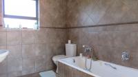 Bathroom 3+ - 6 square meters of property in Noordhang