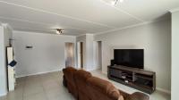 Lounges - 26 square meters of property in Longlake 