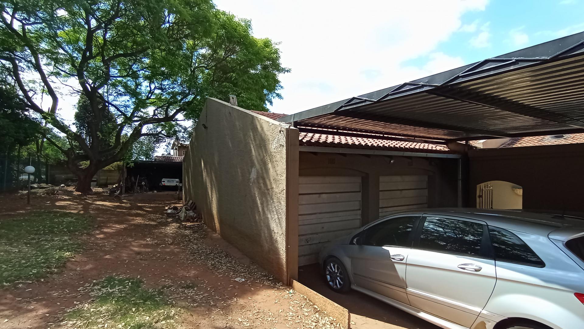 Front View of property in Florida Hills