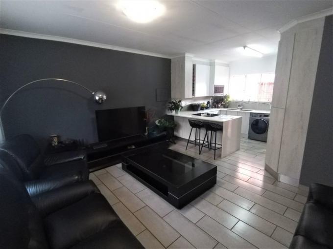 2 Bedroom Simplex for Sale For Sale in Zwartkop - MR622266