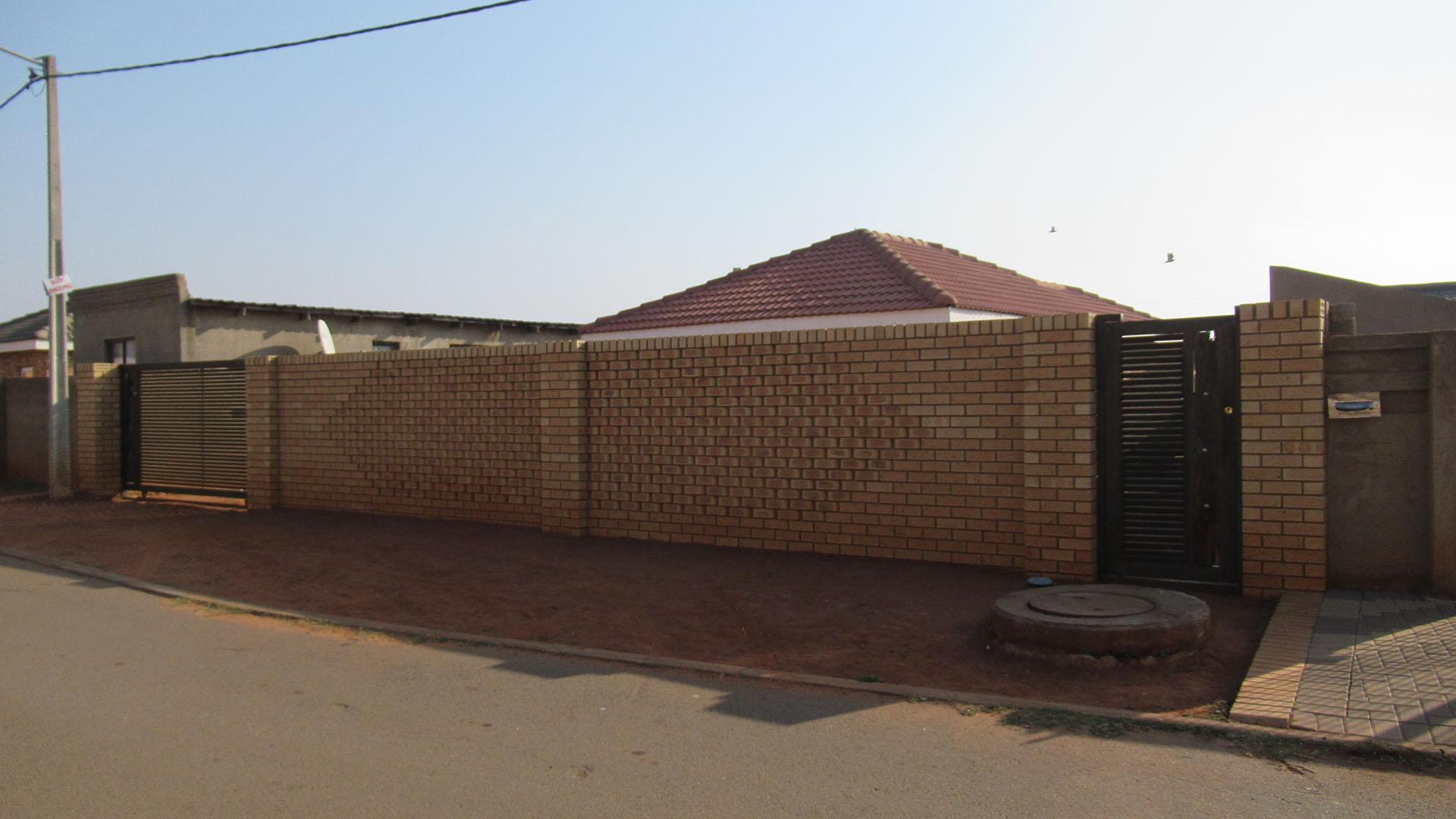 Front View of property in Lehae