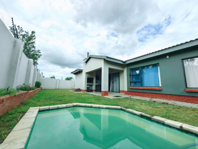 3 Bedroom Simplex for Sale For Sale in Waterkloof (Rustenburg) - MR623950