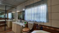 Main Bathroom - 14 square meters of property in Flora Gardens