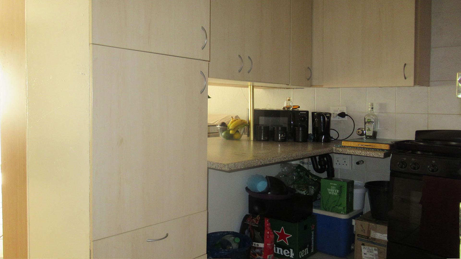 Kitchen - 7 square meters of property in Radiokop