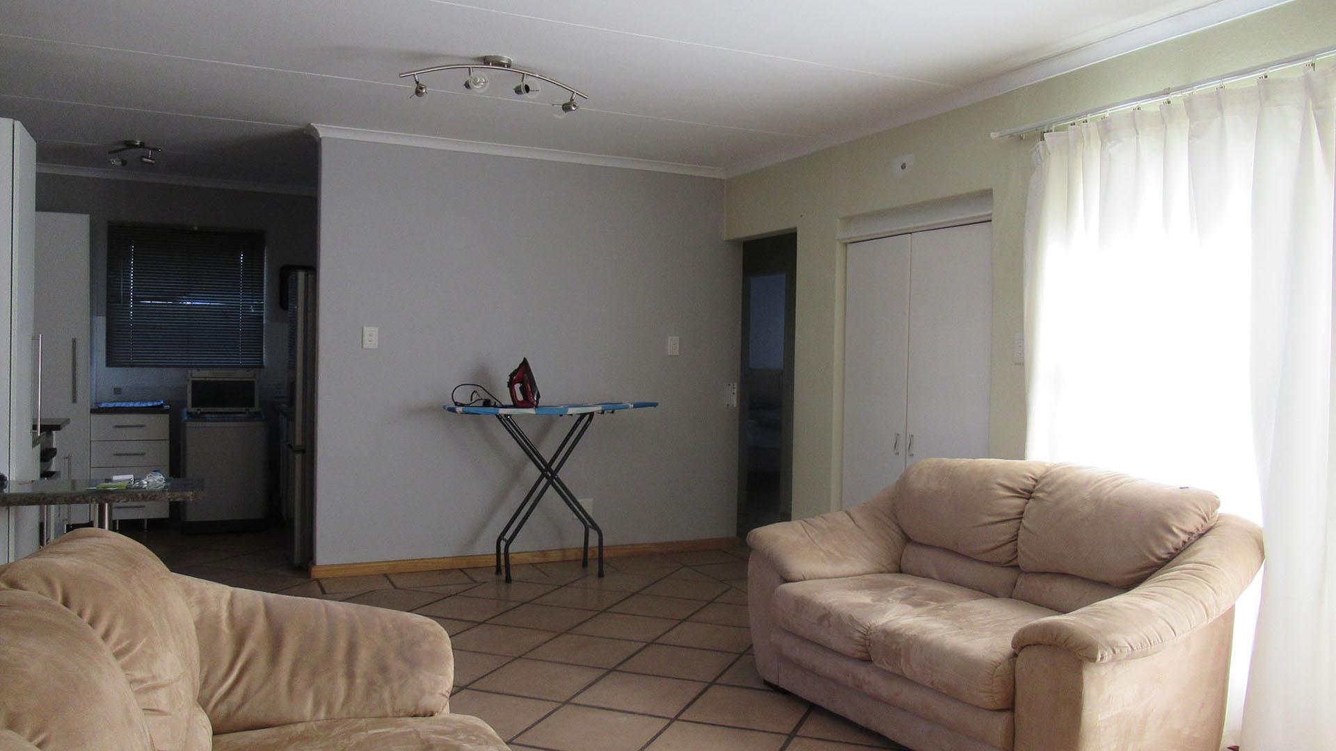 Lounges - 30 square meters of property in Radiokop