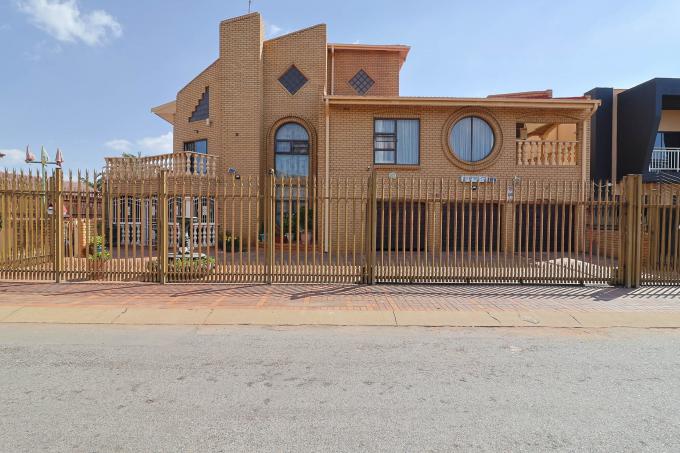 5 Bedroom House for Sale For Sale in Lenasia South - MR625076