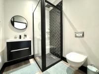 Main Bathroom of property in Theescombe AH