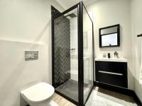 Main Bathroom of property in Theescombe AH