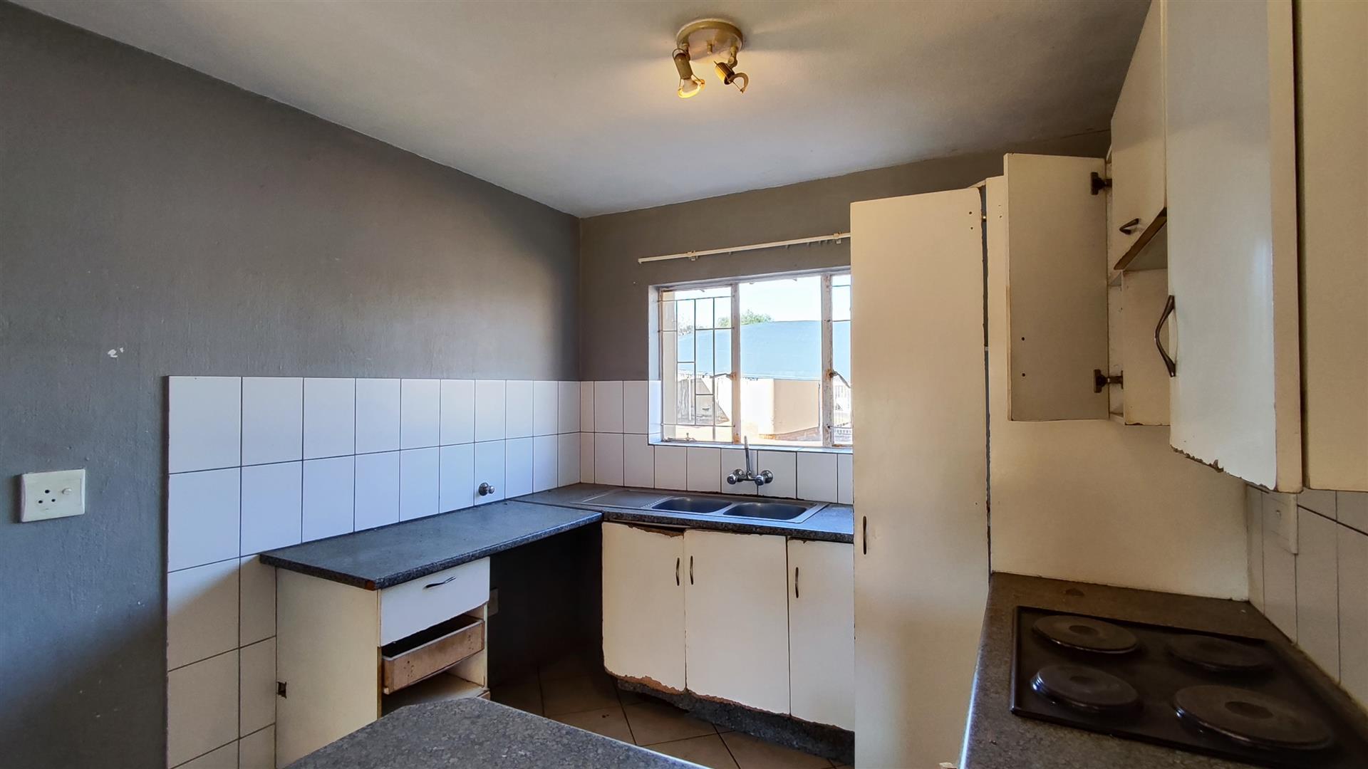 Kitchen - 6 square meters of property in Rensburg