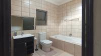 Bathroom 2 - 3 square meters of property in Rooihuiskraal North