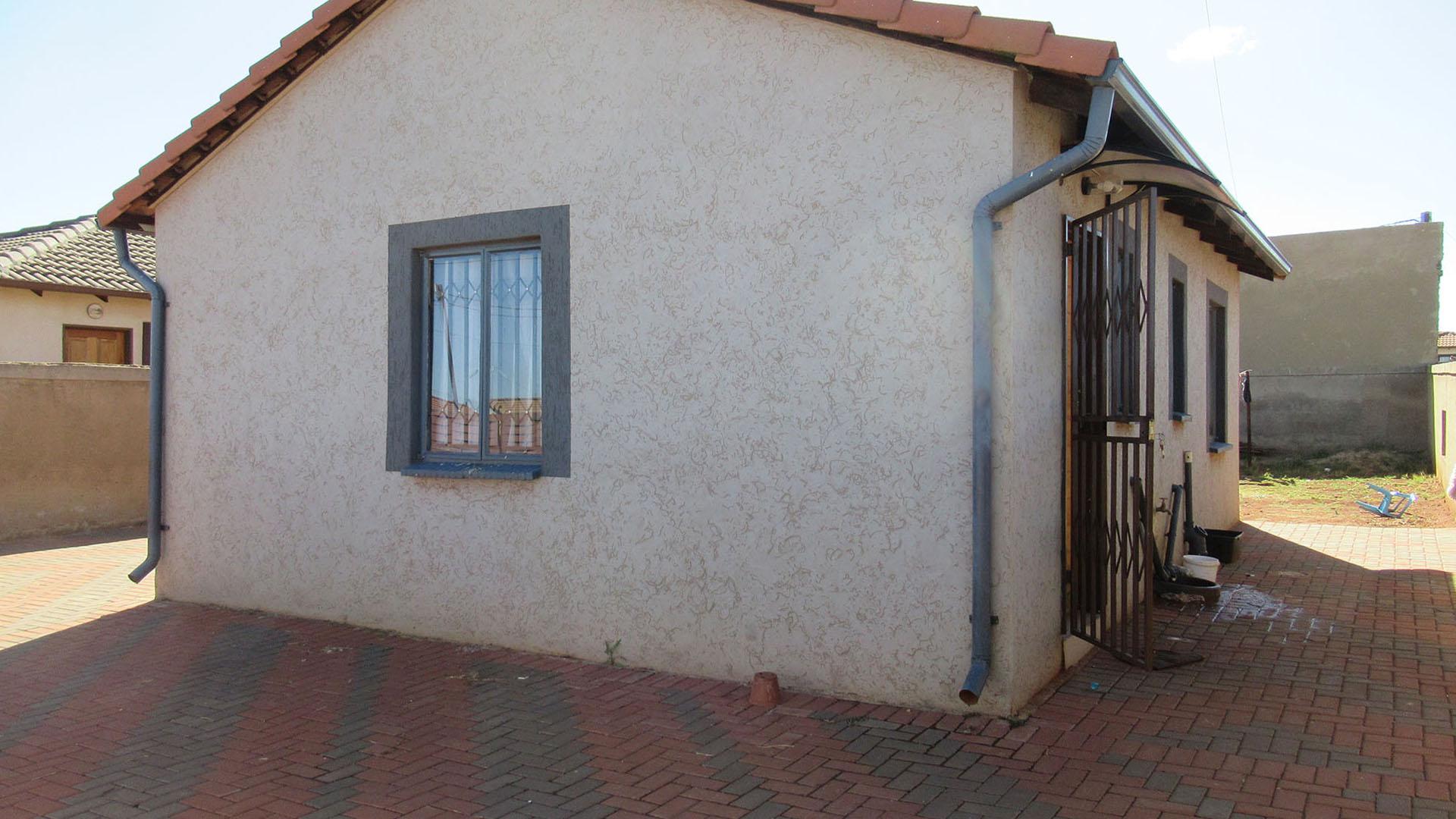 Front View of property in Protea Glen