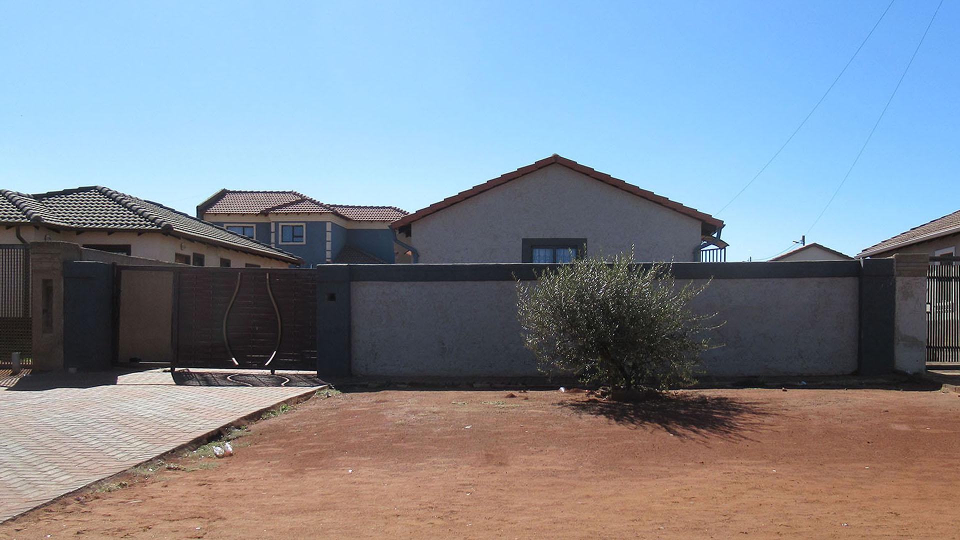 Front View of property in Protea Glen