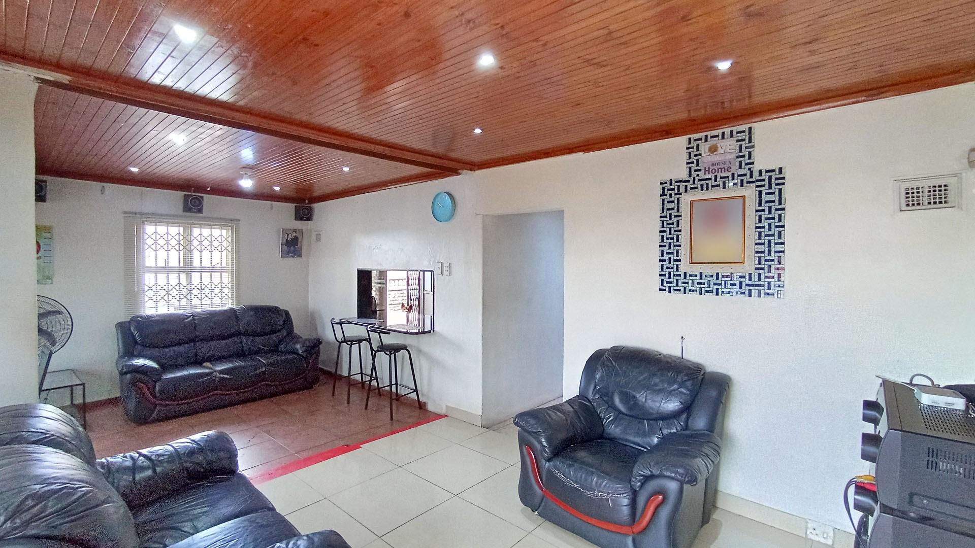 Lounges - 15 square meters of property in Woodview