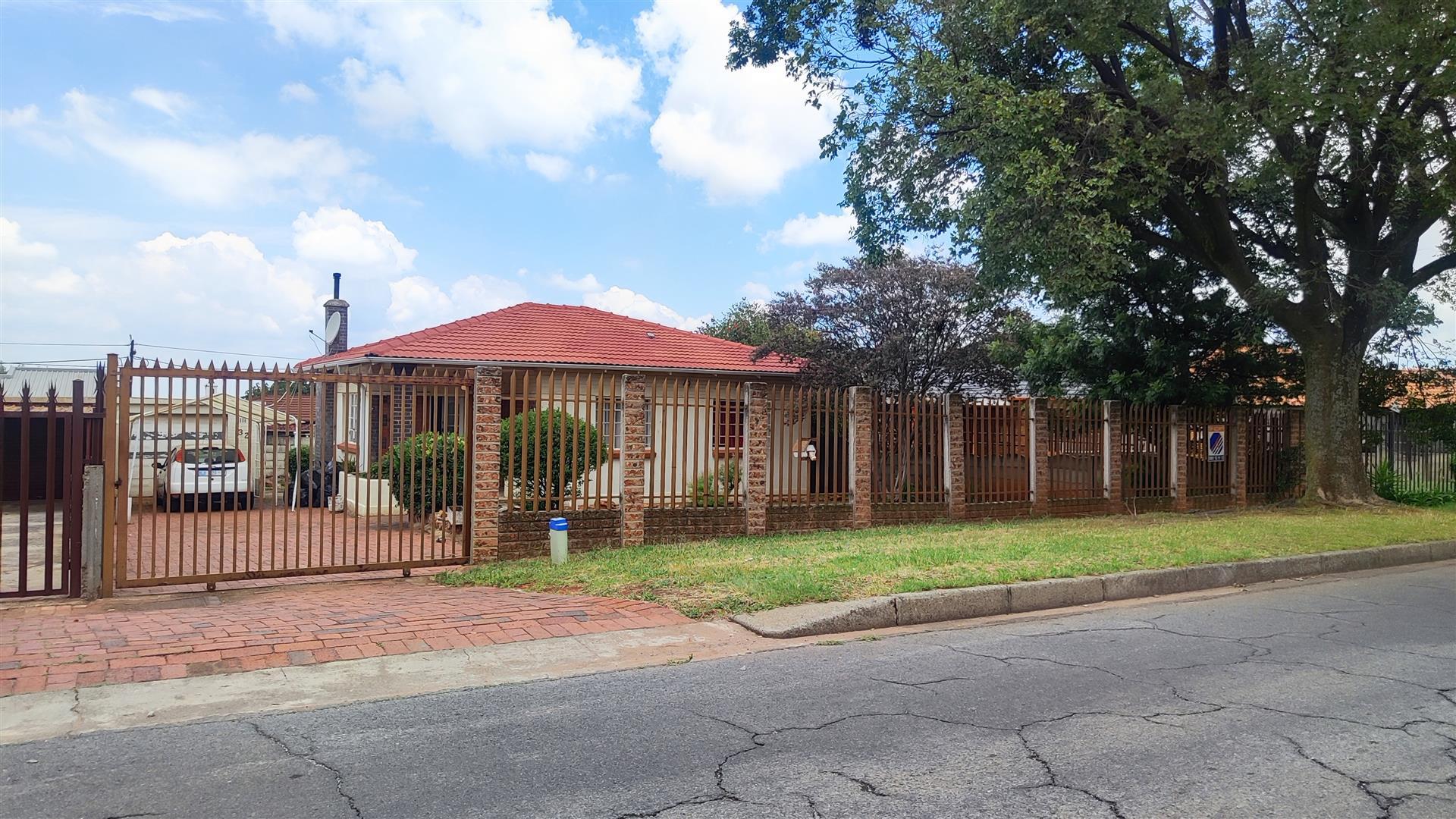 Front View of property in Primrose