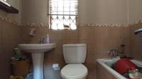 Bathroom 1 - 7 square meters of property in Vorna Valley